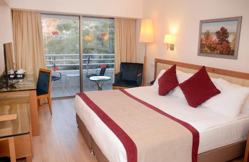 Kusadasi City Centre Resort | Delight in Oceanfront Elegance at Korumar Hotel Deluxe
