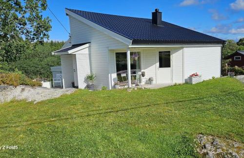 Austrheim House | Cozy Cabin Retreat in Austrheim - Pet and Child Friendly