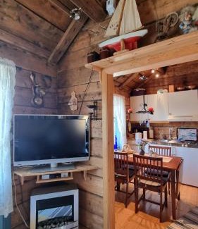 Moskenes House | Inviting Rorbu on Tind - Guest Rated 8.7/10 and Family-Friendly