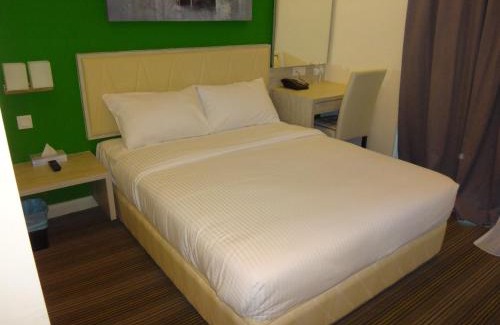 Pekan Melayu Hotel | Business Ready: Kosma Hotel with Family-Friendly Dining