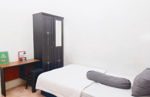 Tanjung Duren Utara House | Kid-Friendly Kost Griya Hikari with Kitchen Amenities