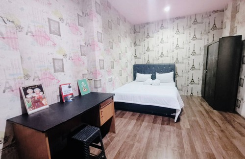 Tanjung Duren Utara House | Relax at Kost Griya Hikari: Family-Friendly & Cozy Stay