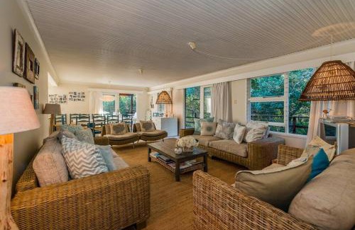 Nature's Valley Apartment | Oceanfront Kostaplenti: 4-Star Stay with Impressive Views