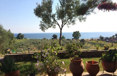 Gerakini Apartment | Cozy Kostas House: Oceanfront Escape with Pet-Friendly Perks