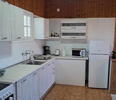 Korakades Apartment | Cozy Kostas House: Family-Friendly with Complimentary Breakfast