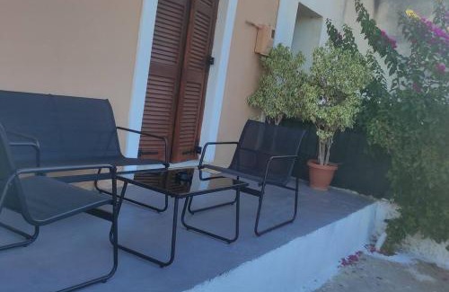 Korakades Apartment | Cozy Kostas House: Family-Friendly with Complimentary Breakfast