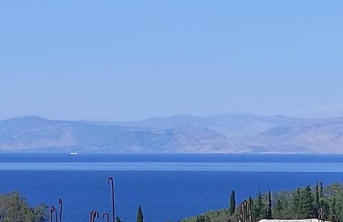 Korakades Apartment | Cozy Kostas House: Family-Friendly with Complimentary Breakfast