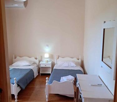 Korakades Apartment | Cozy Kostas House: Family-Friendly with Complimentary Breakfast