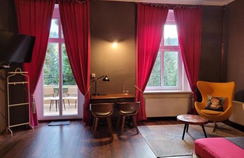 Dlugopole-Zdroj Apartment | Stylish Kot Pocztowy: Family-Friendly with Hot Tub Access