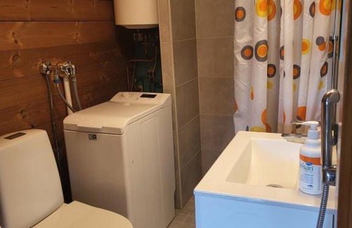 Kiiminki House | Cozy Kotajärven Studio-Galleria with Private Beach Access
