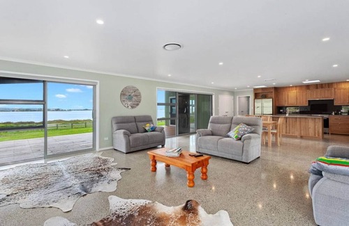 Waiotahi House | Inviting Kotare Koki: Family-Friendly with Kitchen Amenities