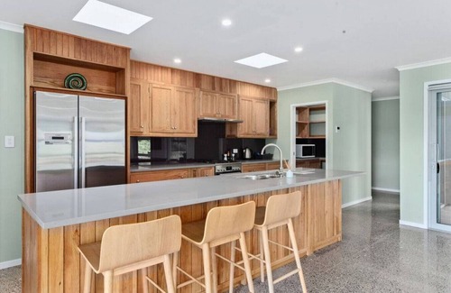 Waiotahi House | Inviting Kotare Koki: Family-Friendly with Kitchen Amenities