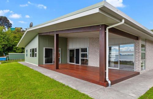 Waiotahi House | Oceanfront Retreat at Kotare Koki - Guest Rated 9.8/10