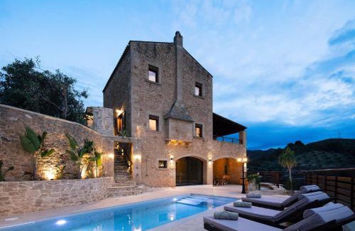 Manoliopoulo Villa | Unforgettable Oceanfront Experience at Kotinos Villa