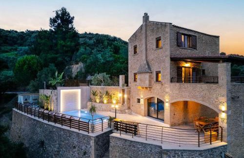 Manoliopoulo Villa | Unforgettable Oceanfront Experience at Kotinos Villa