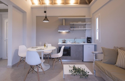 Foinikounta Villa | Experience Unmatched Comfort at Kotroni Villas with Ocean Views
