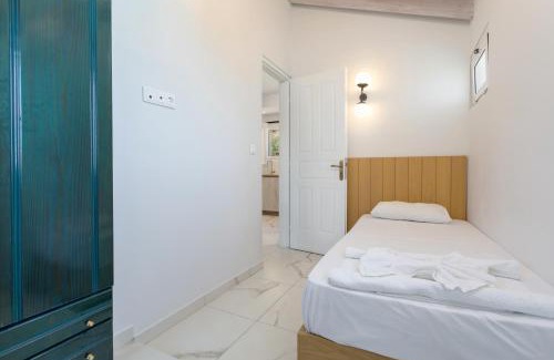 Xirokastello Apartment | Discover Kouros Hill: Family-Friendly with Pool & Hot Tub