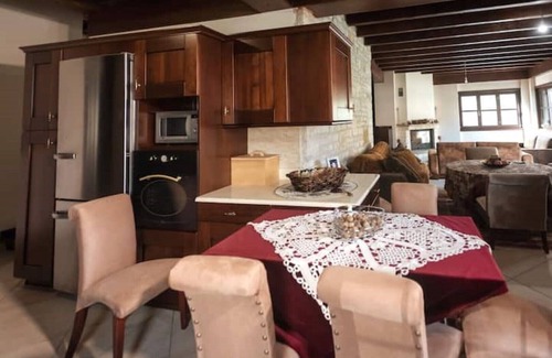 Karpenisi House | Discover Kourtis Family Mansion: Ideal for Families & Breakfast