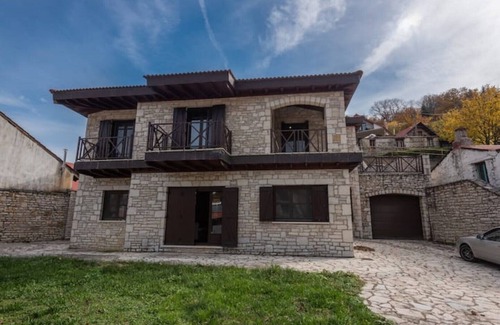 Karpenisi House | Discover Kourtis Family Mansion: Ideal for Families & Breakfast