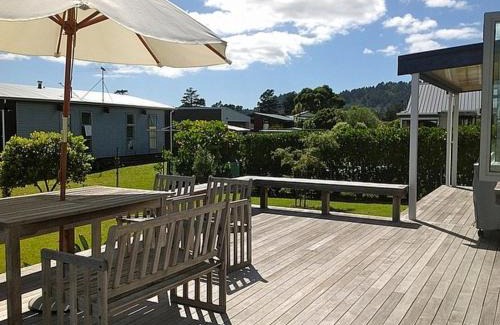 Matarangi House | Relaxing Kowhai Retreat - Child Friendly Matarangi Holiday Home