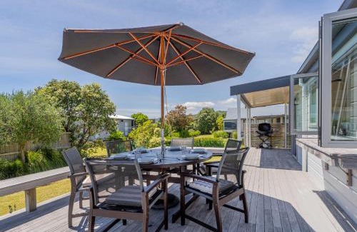 Matarangi House | Relaxing Kowhai Retreat - Child Friendly Matarangi Holiday Home