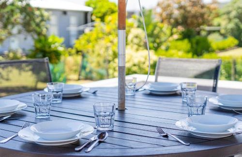 Matarangi House | Relaxing Kowhai Retreat - Child Friendly Matarangi Holiday Home