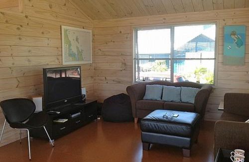 Matarangi House | Relaxing Kowhai Retreat - Child Friendly Matarangi Holiday Home