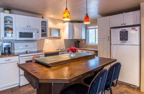 Carden Cottage | Beautiful Kozy Korner: Waterfront Cottage Steps from the Lake