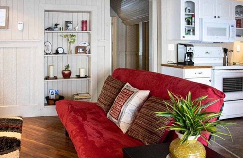 Carden Cottage | Beautiful Kozy Korner: Waterfront Cottage Steps from the Lake