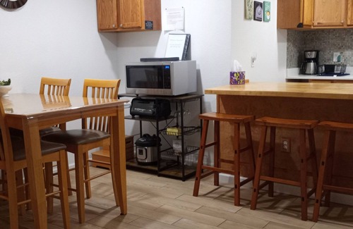 Castle Rock Apartment | Pet-Friendly Kozy Suite with Lake View & Breakfast Included