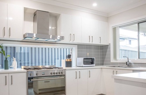 Austral House | Comfortable 5-Bed House in Austral | Family-Friendly Stay