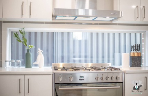Austral House | Comfortable 5-Bed House in Austral | Family-Friendly Stay