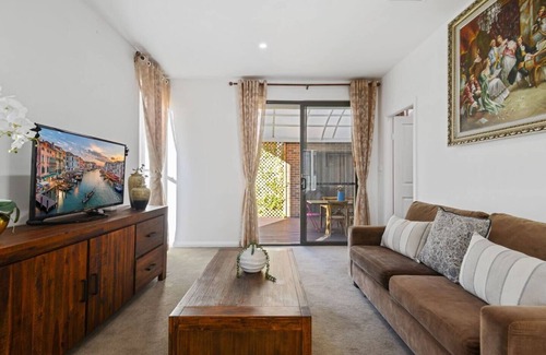 Belrose Apartment | KOZYGURU | Belrose | Cozy 2 Bed Home with Free Parking