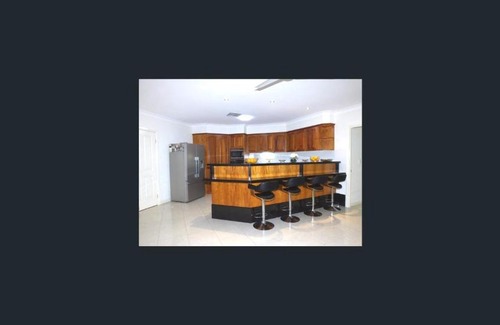 Eight Mile Plains Apartment | Top-Rated Family Stay at KozyGuru with Free Parking
