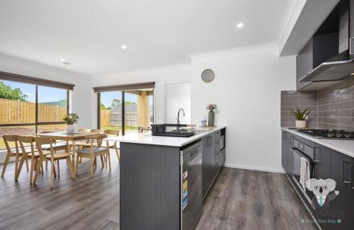 Pakenham Apartment | KozyGuru Pakenham Comfortable 4-Bedroom House