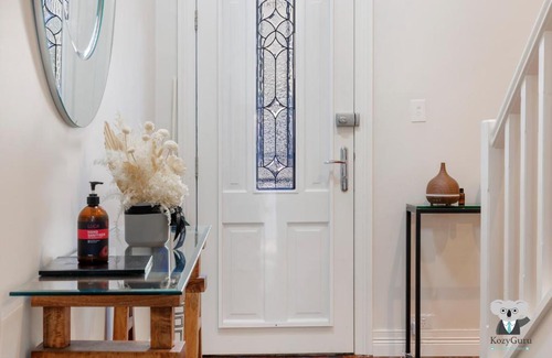Redfern Apartment | KOZYGURU Redfern: Unique 5-Bed House for Families