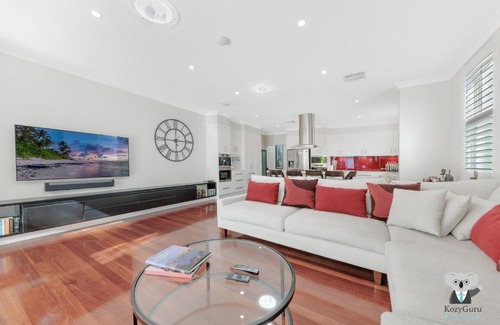 Redfern Apartment | KOZYGURU Redfern: Unique 5-Bed House for Families