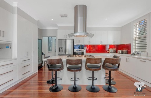 Redfern Apartment | KOZYGURU Redfern: Unique 5-Bed House for Families
