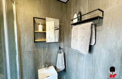 Warrington Apartment | Cozy Warrington Designer 3-Bed Retreat for Families