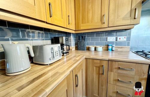 Warrington Apartment | Cozy Warrington Designer 3-Bed Retreat for Families