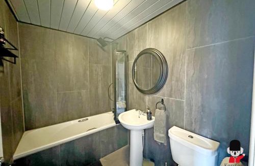 Warrington Apartment | Cozy Warrington Designer 3-Bed Retreat for Families