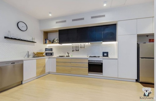 West End Apartment | KOZYGURU West End: Cozy 1 Bed Apt with Free Parking