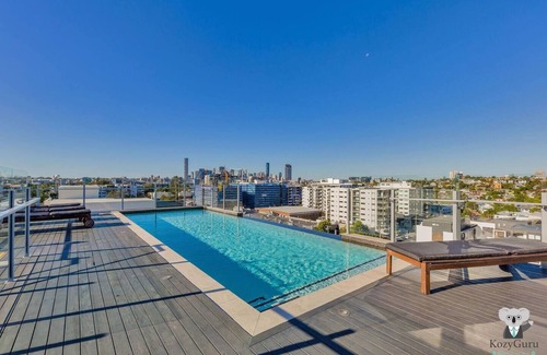 West End Apartment | KOZYGURU West End: Cozy 1 Bed Apt with Free Parking