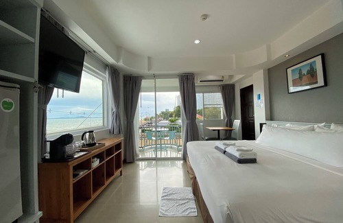 Na Chom Thian Hotel | Beautiful KP Seaview Jomtien: Poolside Family Getaway