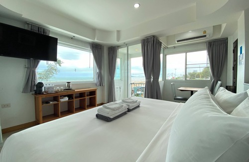 Na Chom Thian Hotel | Beautiful KP Seaview Jomtien: Poolside Family Getaway