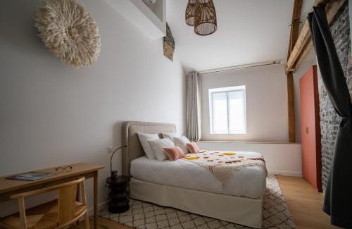 Reims City Centre Apartment | Elegant KRAFFT Hotel: Central Location with Double Bathtub