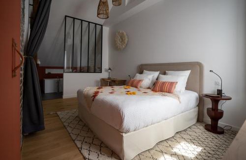 Reims City Centre Apartment | Elegant KRAFFT Hotel: Central Location with Double Bathtub