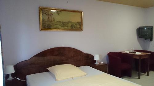Unterowisheim Hotel | Discover Kraichtaler Hof: Family-Friendly with Dining