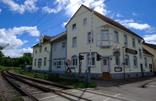 Unterowisheim Hotel | Discover Kraichtaler Hof: Family-Friendly with Dining