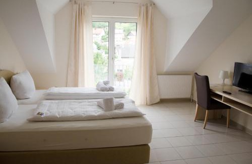 Unterowisheim Hotel | Discover Kraichtaler Hof: Family-Friendly with Dining